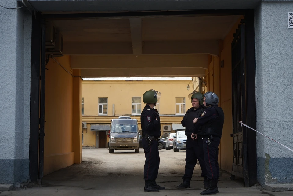 По словам очевидцев, силовики были в масках и с автоматами