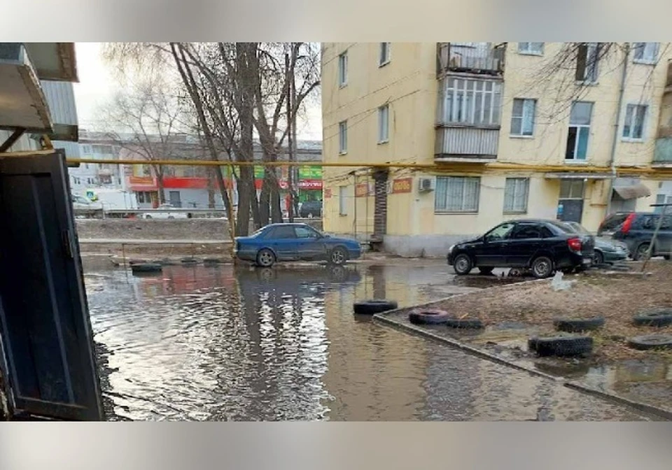 Дурно пахнущая вода залила дворы и подъезды домов / Фото: vk.com/areasmr1