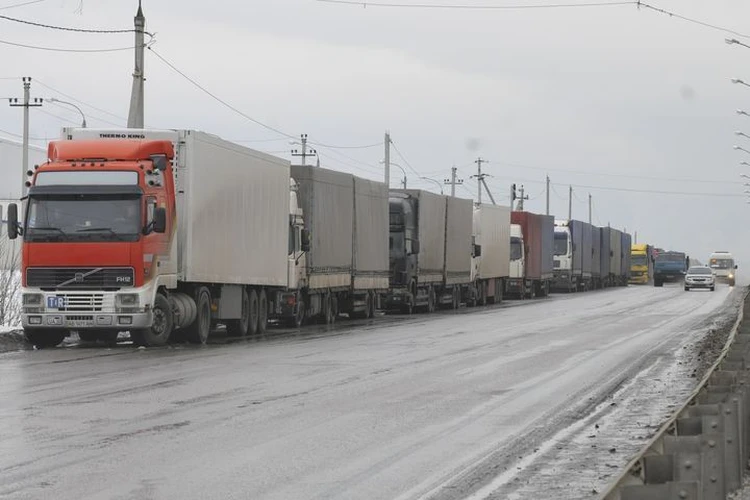 Дороги Амурской области на месяц закрыли для большегрузов