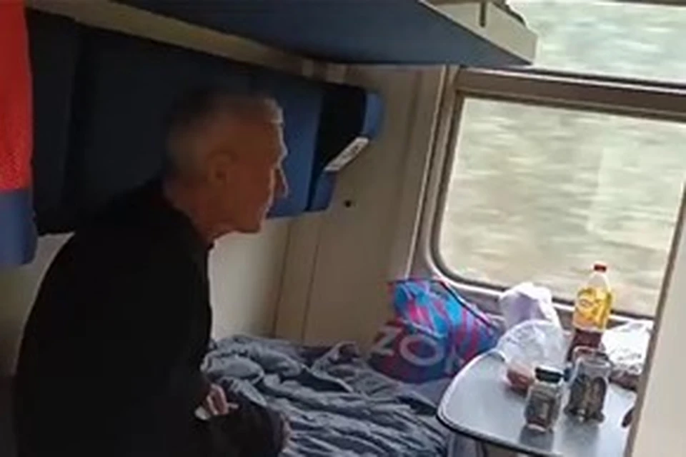 Пожилой самарец добрался из Крыма домой при помощи волонтеров. Фото: скрин видео
