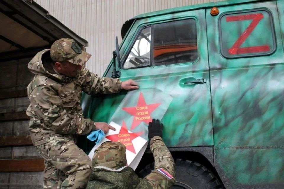 Военнослужащим передали машины и другую гумпомощь