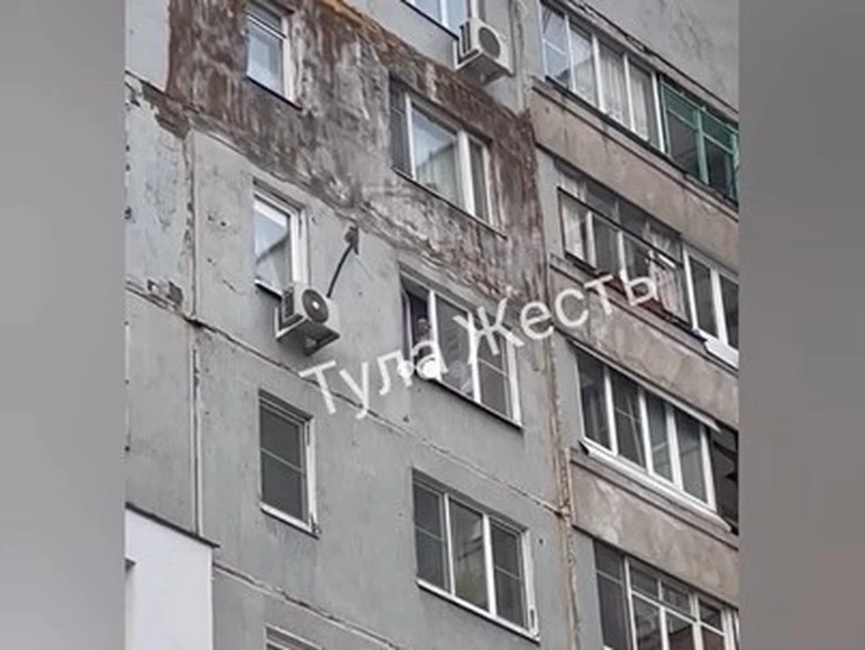 Ребенок в Туле чуть не выпал из окна седьмого этажа