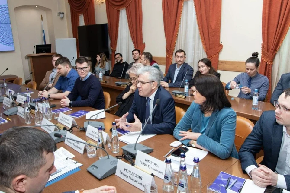 Встречу провели совместно с научным руководителем Национального центра физики и математики (НЦФМ) академик Александром Сергеевым.