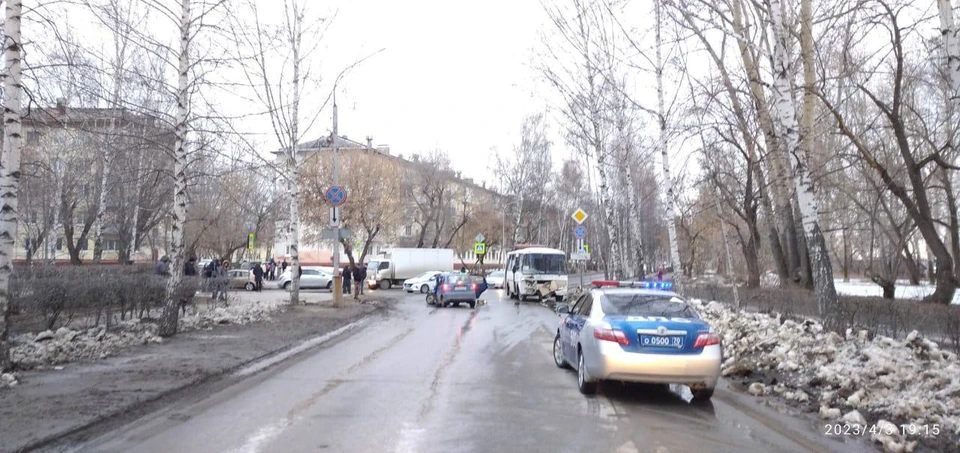 В результате ДТП погиб водитель автомобиля, а его пассажиры попали в больницу