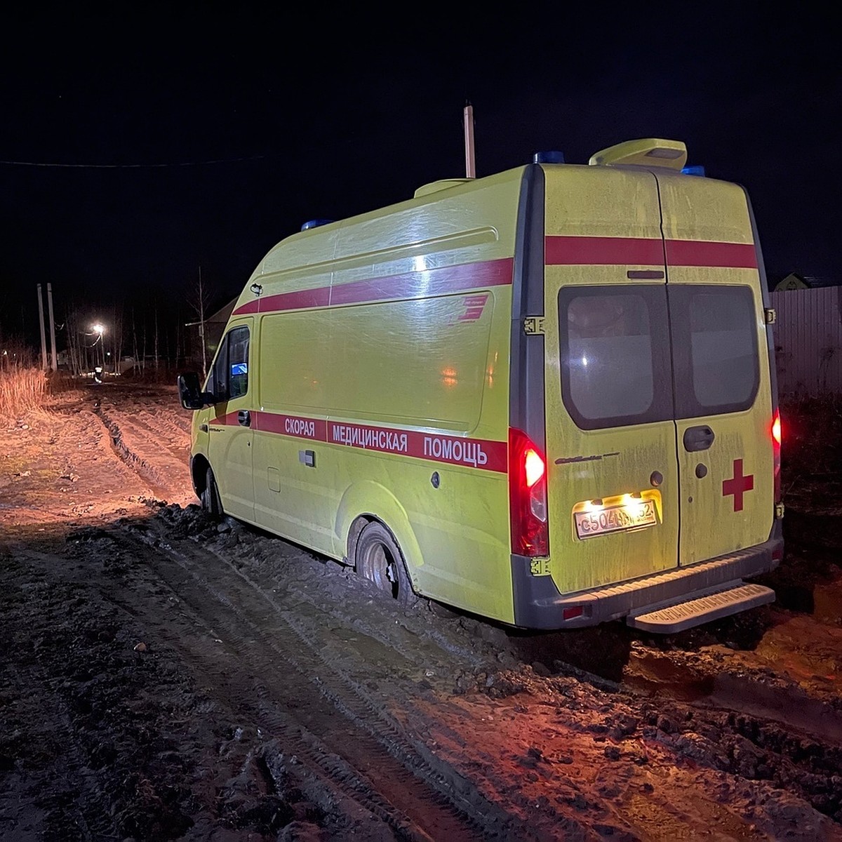 Утонула в грязи»: «Скорая», приехавшая на вызов к трехлетнему ребенку,  намертво застряла на проселочной дороге в Нижегородской области - KP.RU