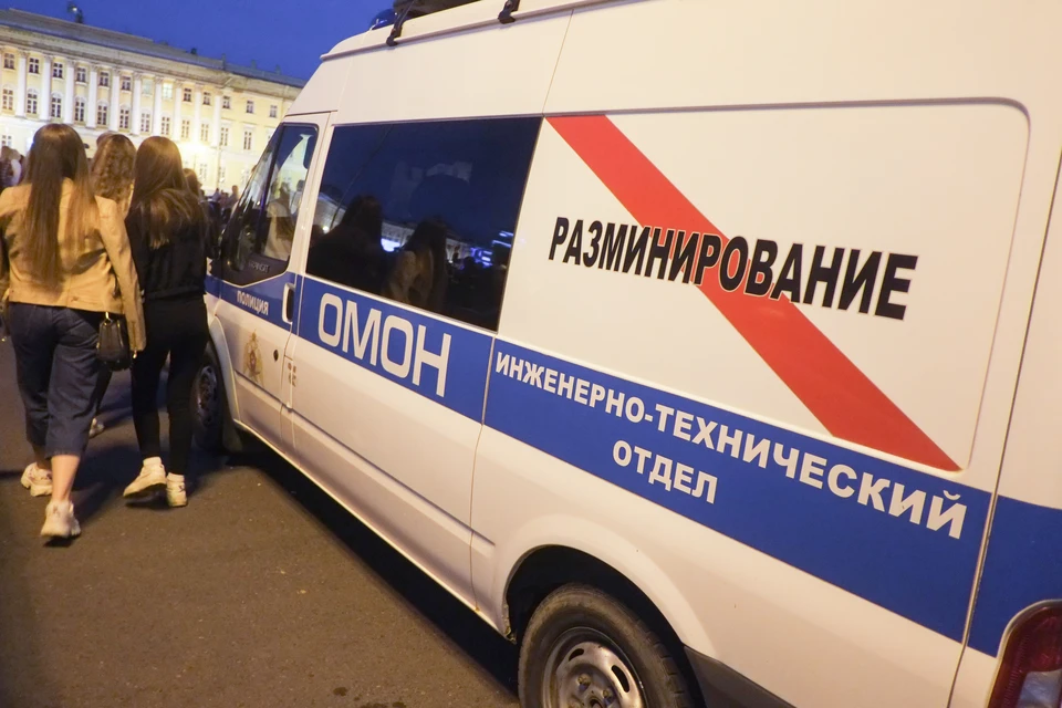 Анонимы угрожали устроить взрывы в 2 350 зданиях Петербурга, эвакуированы сотни людей