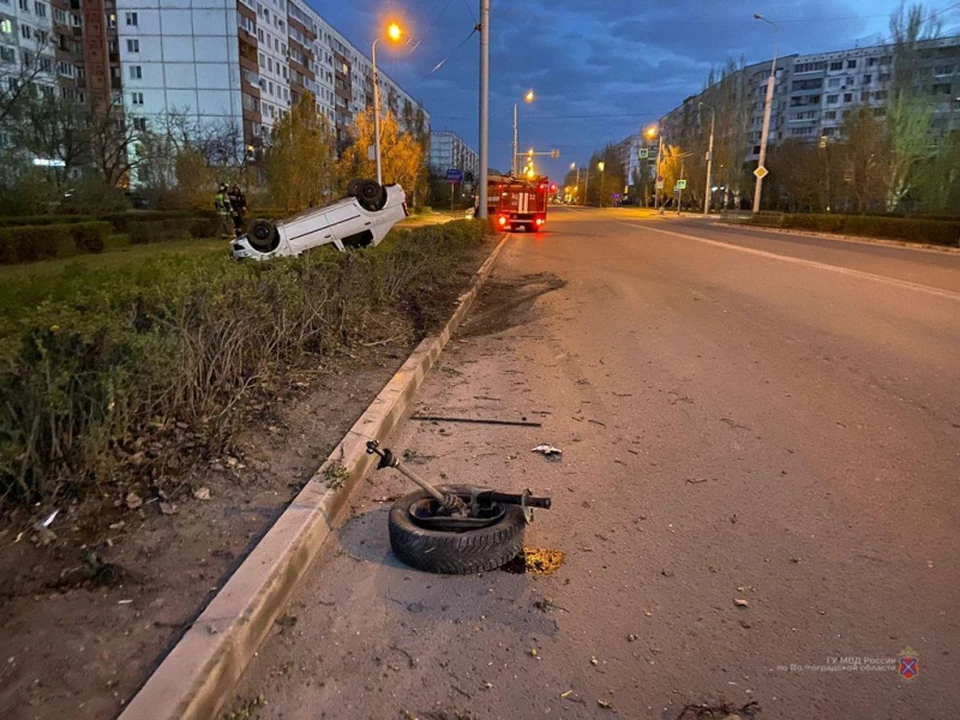 В Волжском Renault перевернулся на крышу