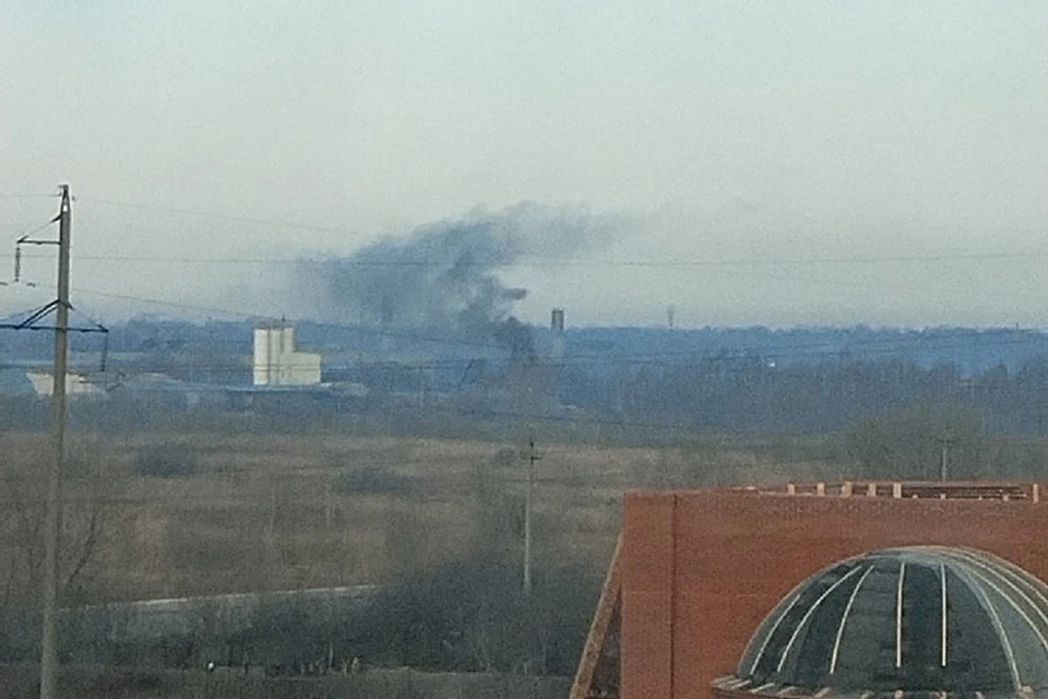 Жителей Недостоева обеспокоил черный дым, валящий из трубы предприятия. Фото: пользователь ВКонтакте Виктория Белая.