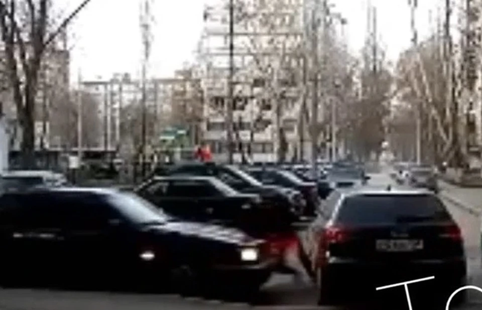 Автомобиль внезапно покатился вперед и врезался в другую машину