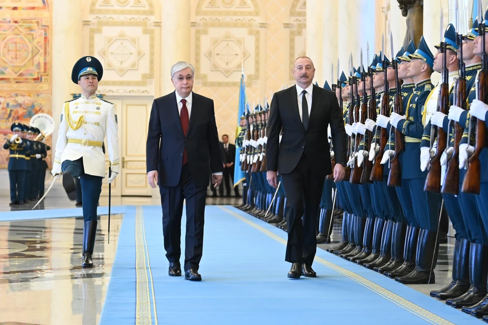 Глава государства Касым-Жомарт Токаев провел встречу с президентом Азербайджана Ильхамом Алиевым, который прибыл в Казахстан с официальным визитом.