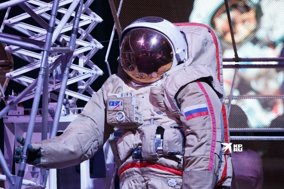 По словам Сергея Кудь-Сверчкова, внутри скафандра очень шумно из-за аппаратуры, которая крепится сзади