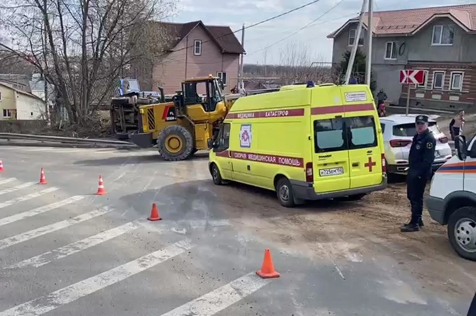 Грузовик перевернулся после столкновения с легковушкой на улице Лыскогорской в Нижнем Новгороде.