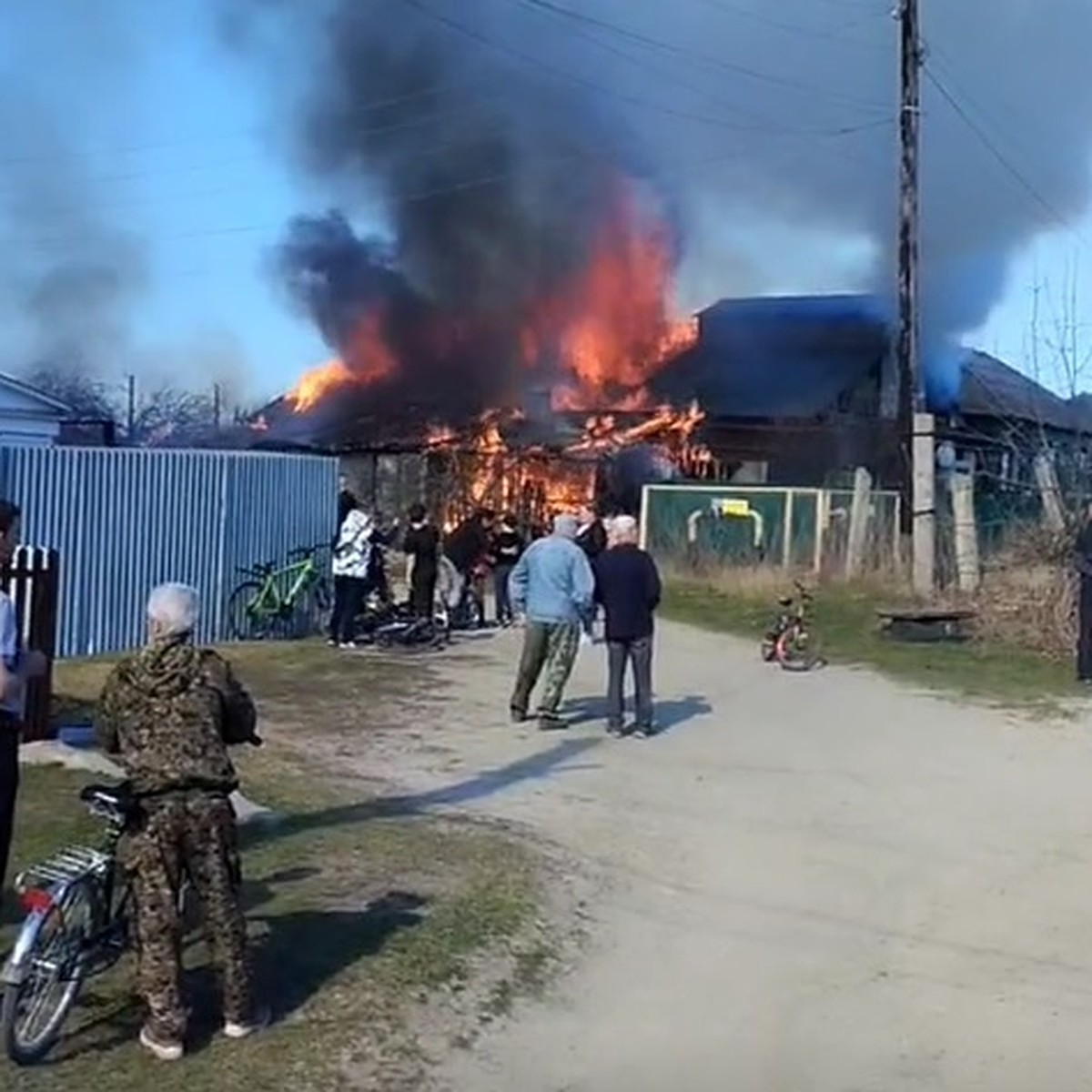 В городе Инза Ульяновской области полыхает дом - KP.RU