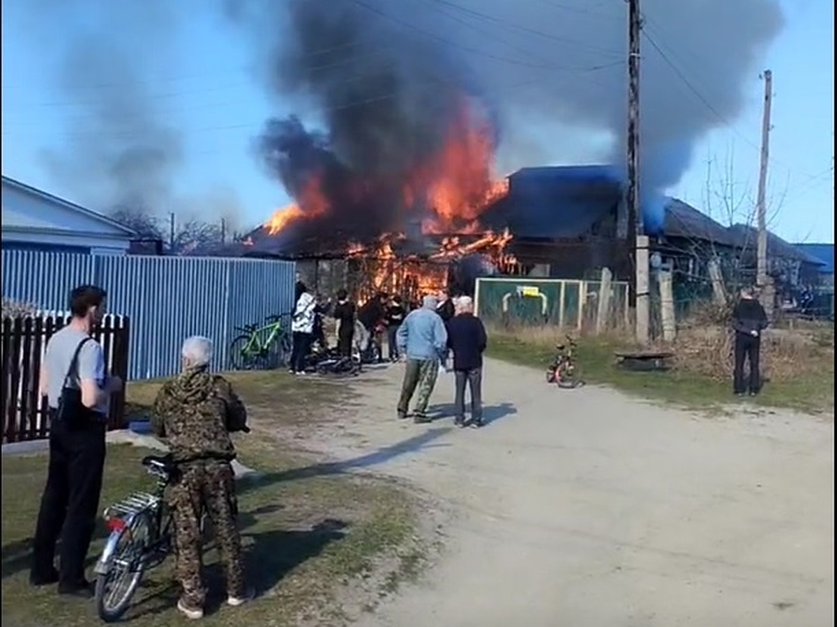 В городе Инза Ульяновской области полыхает дом - KP.RU