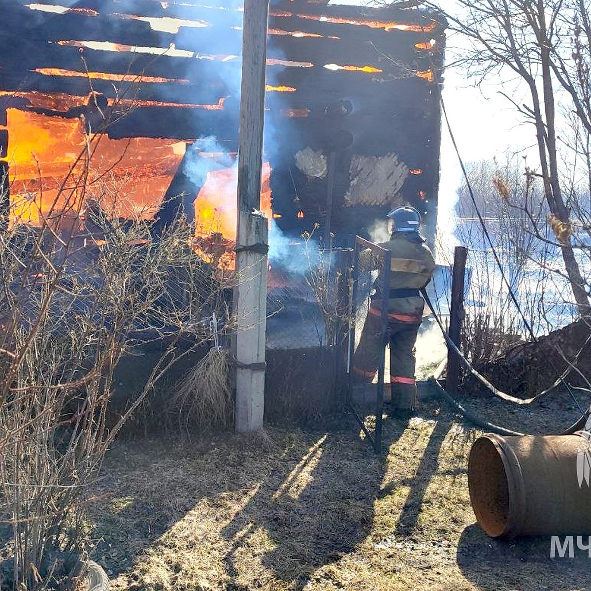 Сразу три дома горят в томском селе Держинское - KP.RU