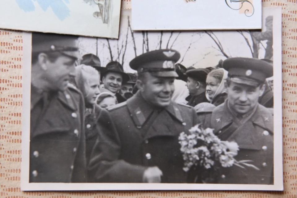Юрий Гагарин стоял в военной форме у Мавзолея, махал людям рукой и широко улыбался. Фото: Надалинский Станислав.