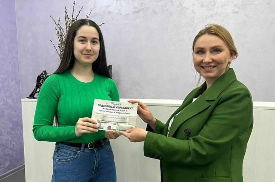 Владелице третьего финалиста конкурса вручили сертификат. Фото: АиФ-Томск