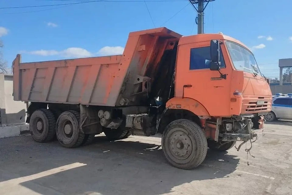 Водителя доставили в отдел полиции, а грузовой автомобиль поместили на спецстоянку. Фото: ГУ МВД России по НСО