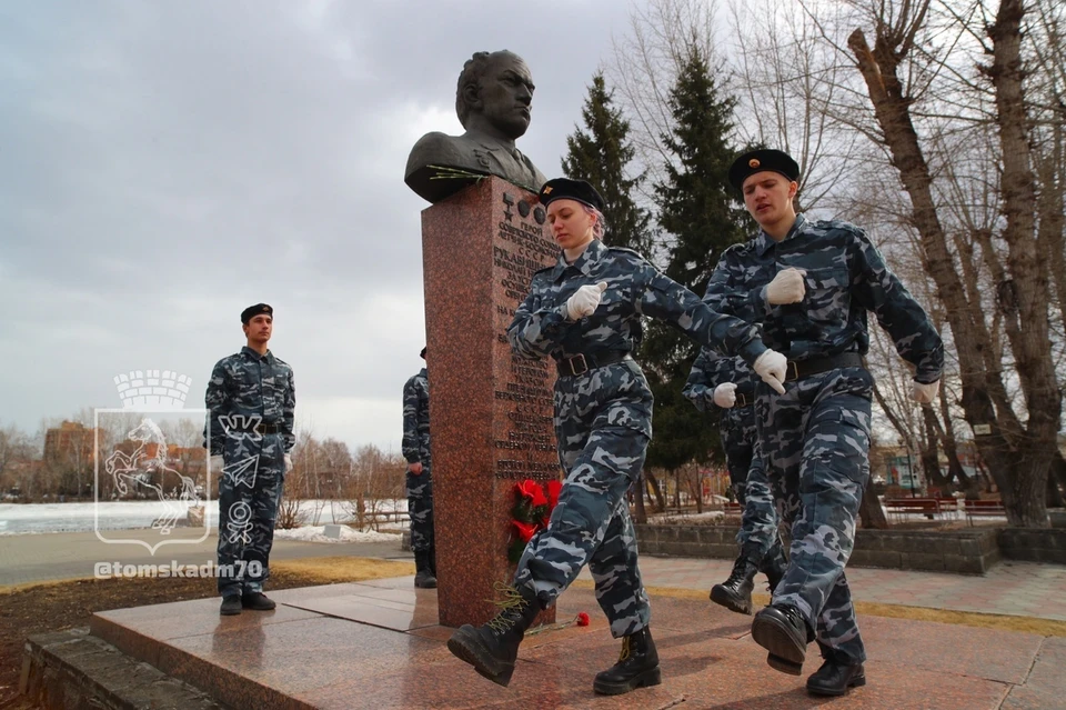 На митинге томичи возложили цветы к памятнику Николаю Рукавишникову