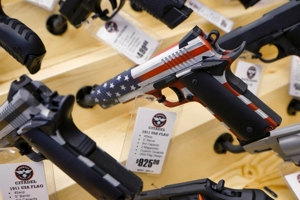 Пистолет в цветах американского флага в одном из оружейных магазинов США.