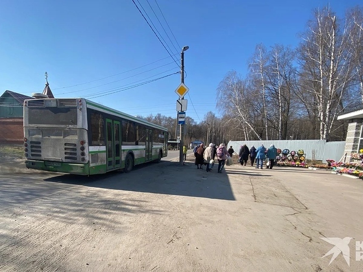 На Пасху и Красную горку к рязанским кладбищам пустят дополнительные  автобусы и выделят для них полосу - KP.RU