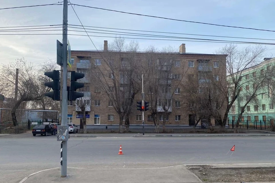 Подросток двигался по пешеходному переходу на запрещающий сигнал светофора.