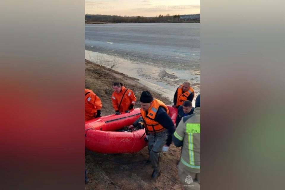 Мужчину на лодке доставили на берег и передали медикам. Фото: ГУ МЧС по Кировской области