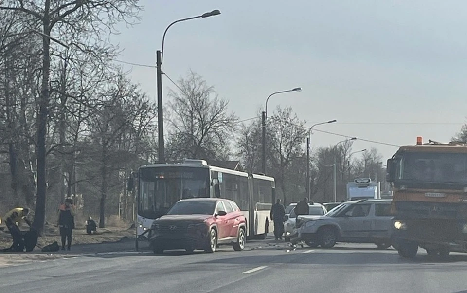 На дороге столкнулись автобус и пять машин. Фото: vk.com/krasnoe_selo
