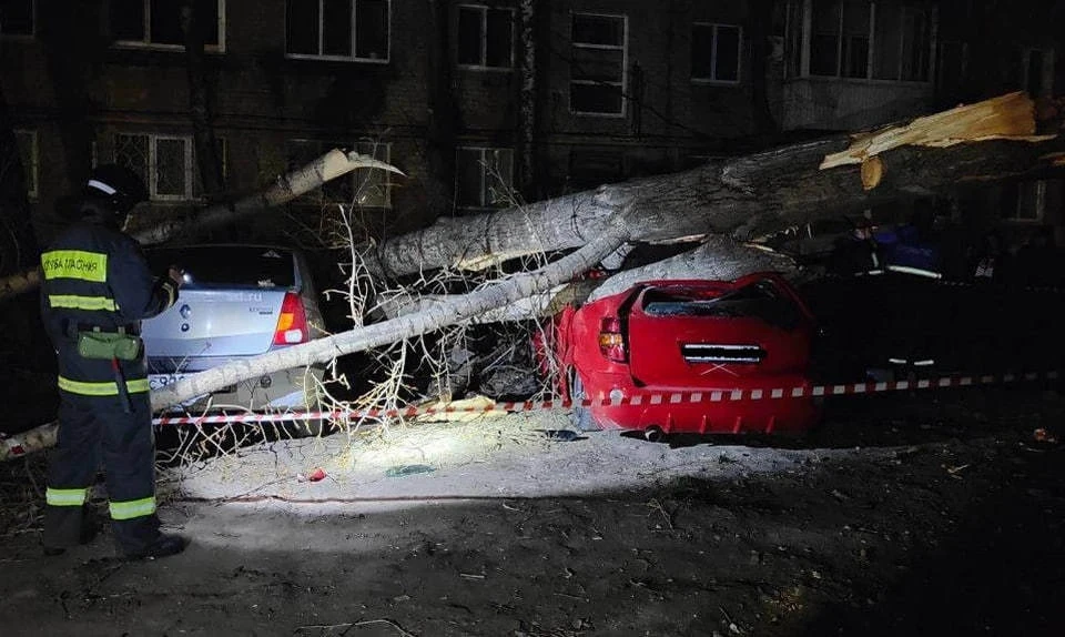 Пострадали машины, провода, остановки