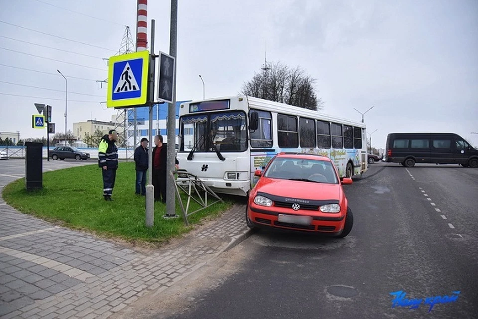 Автобус с пассажирами попал в ДТП в Барановичах. Фото: газета "Наш край"