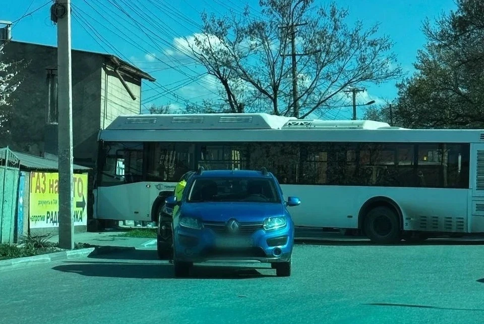 Автобус уткнулся в забор дома. Фото: пресс-служба прокуратуры Крыма