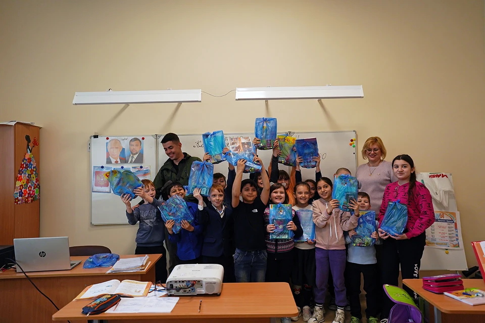 Корреспондент «Комсомолки» Александр Иванов передал мариупольским школьникам подарки от детей Чувашии