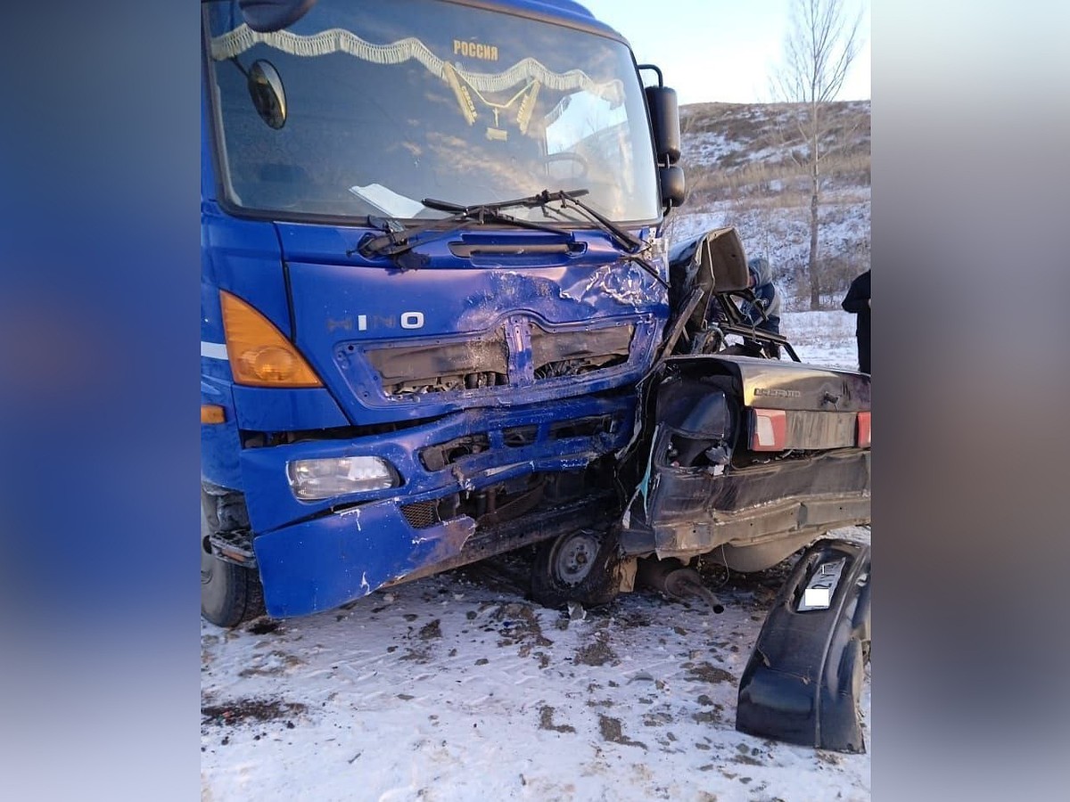 На трассе Каменноозерное-Медногорск в ДТП с грузовиком погибли два человека  - KP.RU