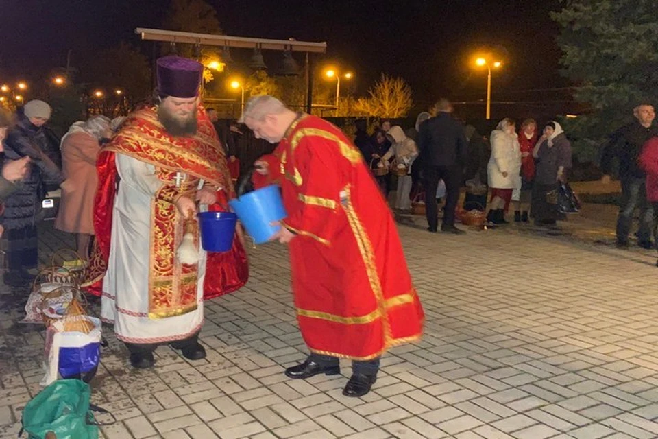 В храме равноапостольной Нины освящают куличи. До удара ВСУ осталось 15 минут.