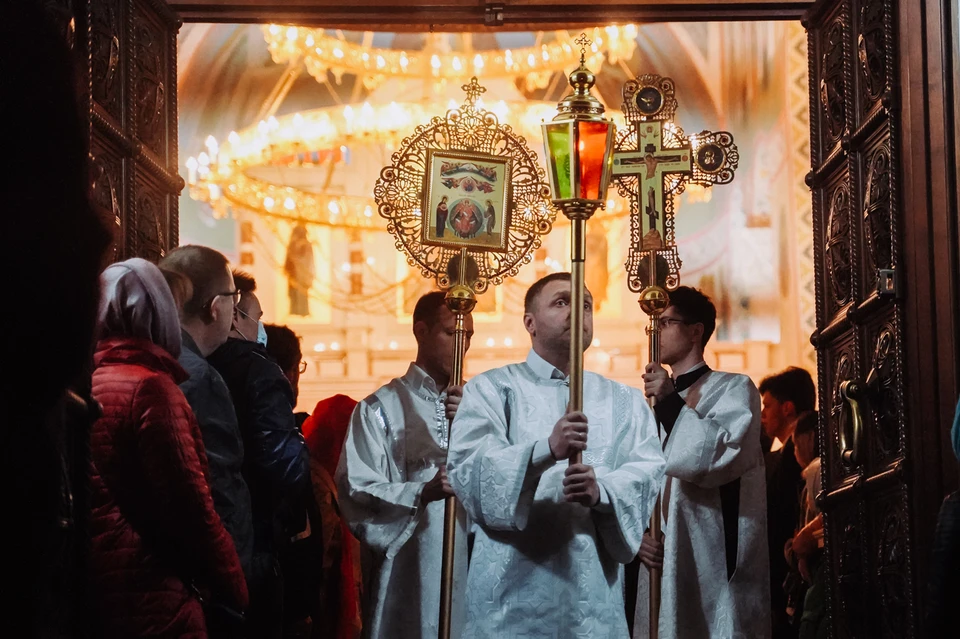 Православные оренбуржцы празднуют Пасху.
