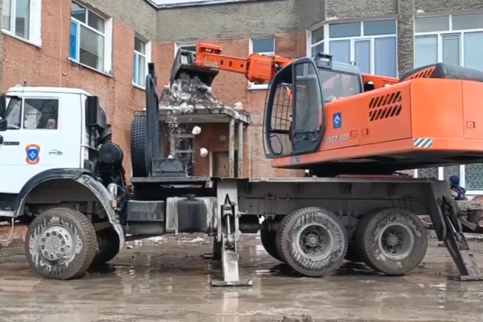 На Камчатке продолжается операция по ликвидации последствий пеплопада. Фото: стоп-кадр видео МЧС России