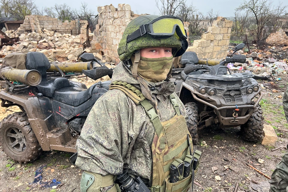 Пока «вагнеровцы» работают внутри Бахмута, контроль за украинскими войсками «по краям» осуществляют подразделения Вооруженных сил России.