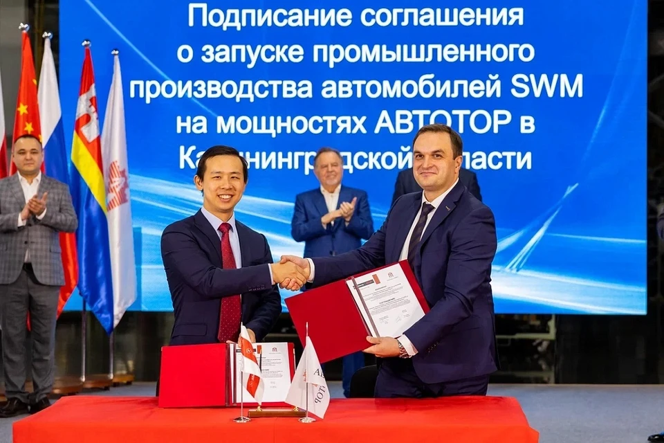 Соглашение о запуске производства подписали генеральный директор компании Shineray Ли Гуо и старший вице‑президент «АВТОТОР Холдинг» Руслан Садыков.