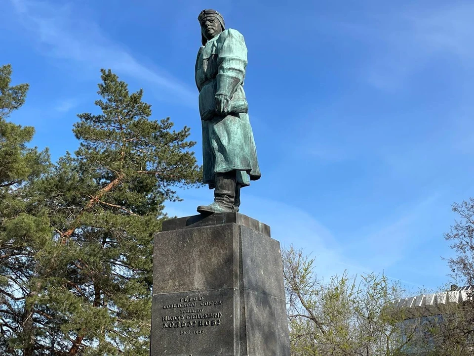 Памятник Хользунову выглядит так, словно его зеленкой облили.