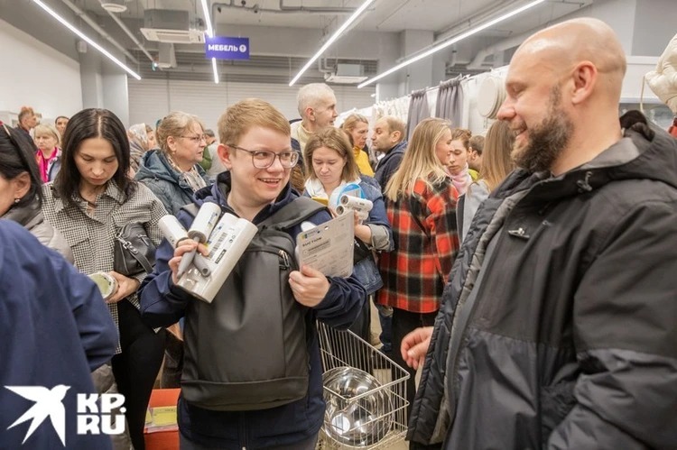 První den otevření Swed House byl v obchodě šrumec. Kupující porovnávali produkty z IKEA a běloruských analogů.
