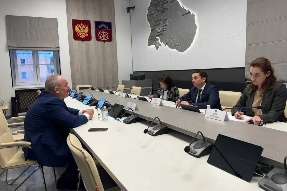 С представителями фракций Андрей Чибис обсудил, какие вопросы стоит включить в отчет. Фото: правительство Мурманской области