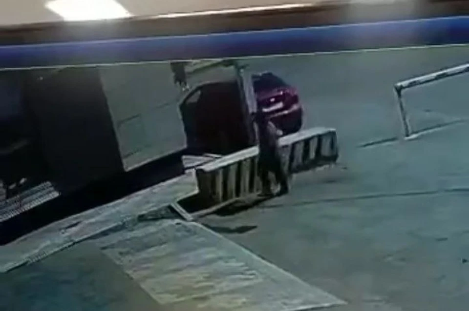 Вода смягчила удар, но ребенок получил ссадины и сильно испугался. Фото: скриншот видео с камеры видеонаблюдения
