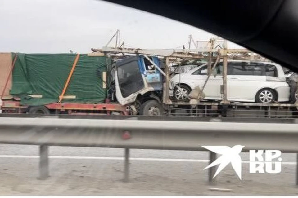 Один автовоз въехал в другой.