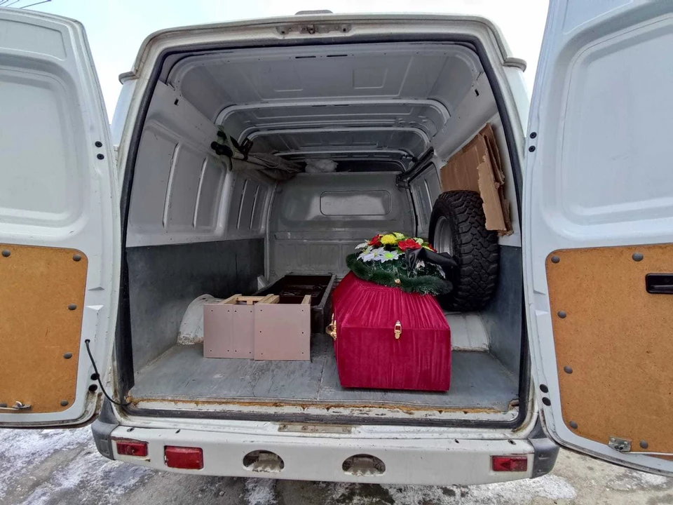 Эксклюзивно для "КП-Томск" - сотрудники похоронной службы согласились показать, что внутри машины