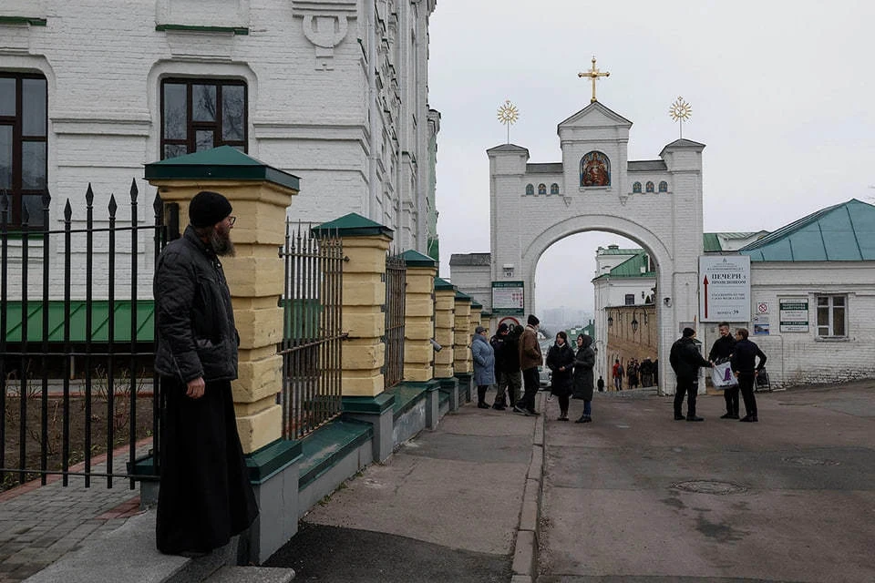 Украинские власти с полицией заблокировали вход в один из храмов Киево-Печерской Лавры