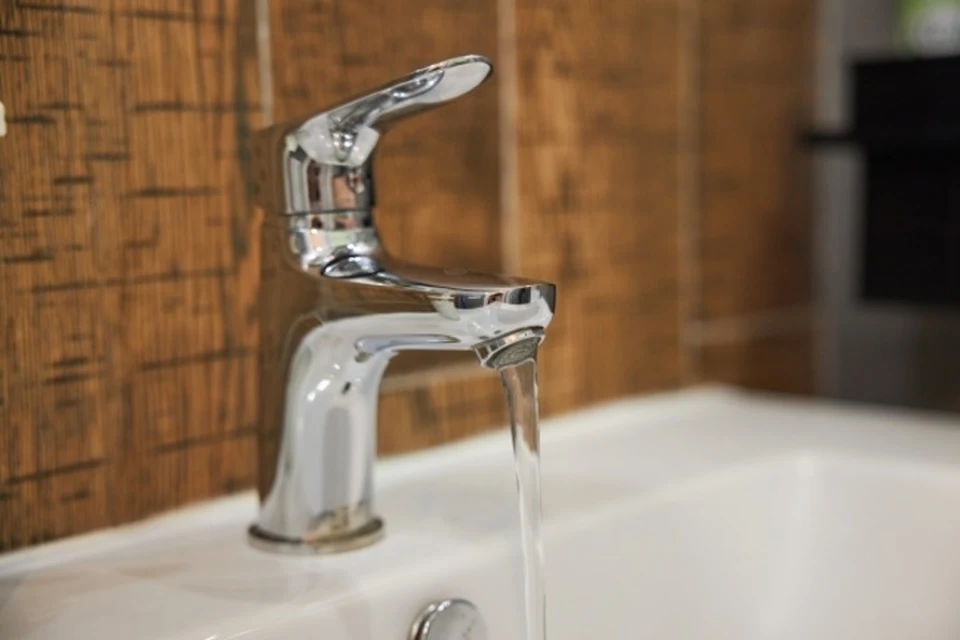 Специалисты будут устранять утечки воды на водоводе.