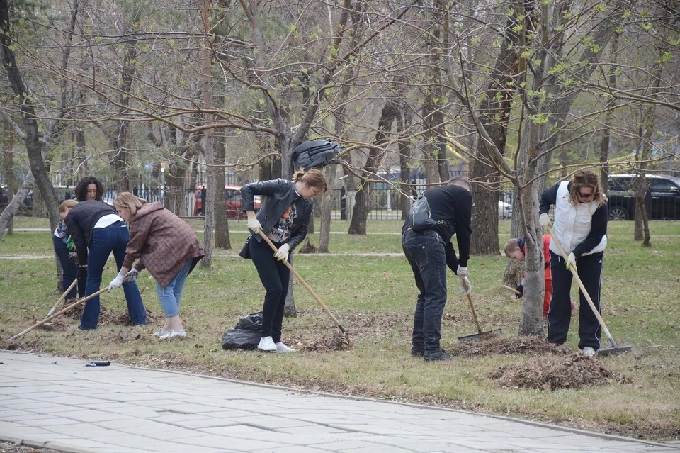 Люди приводили в порядок улицы, парки и скверы.