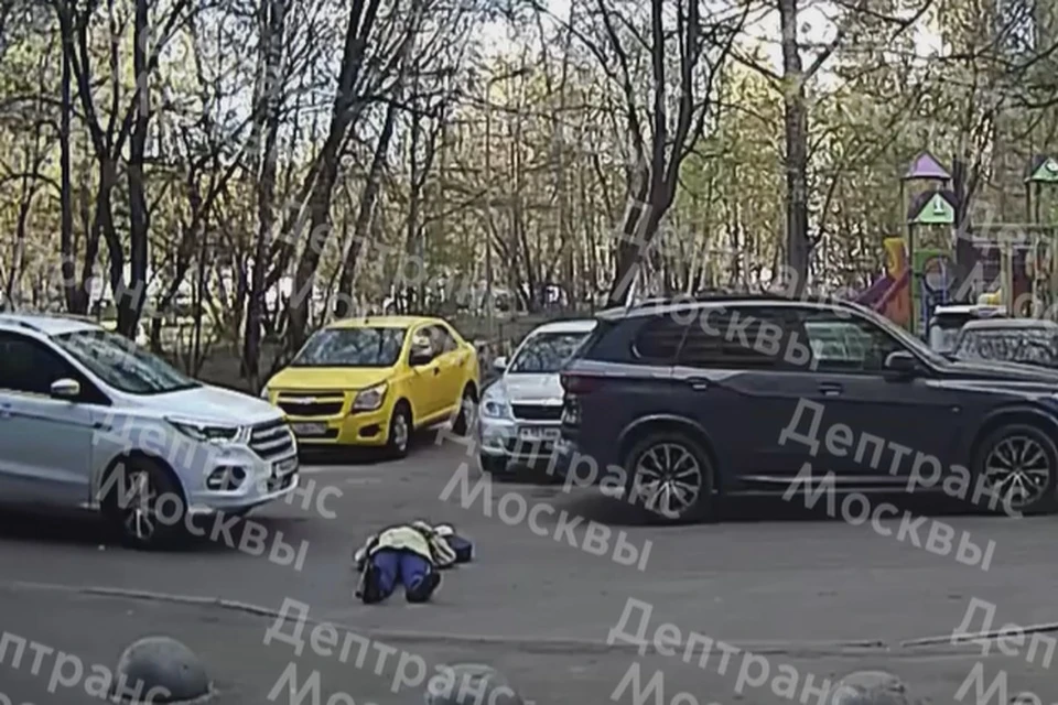 В Москве во дворе жилого дома на ул. Паршина водитель сбил пешехода