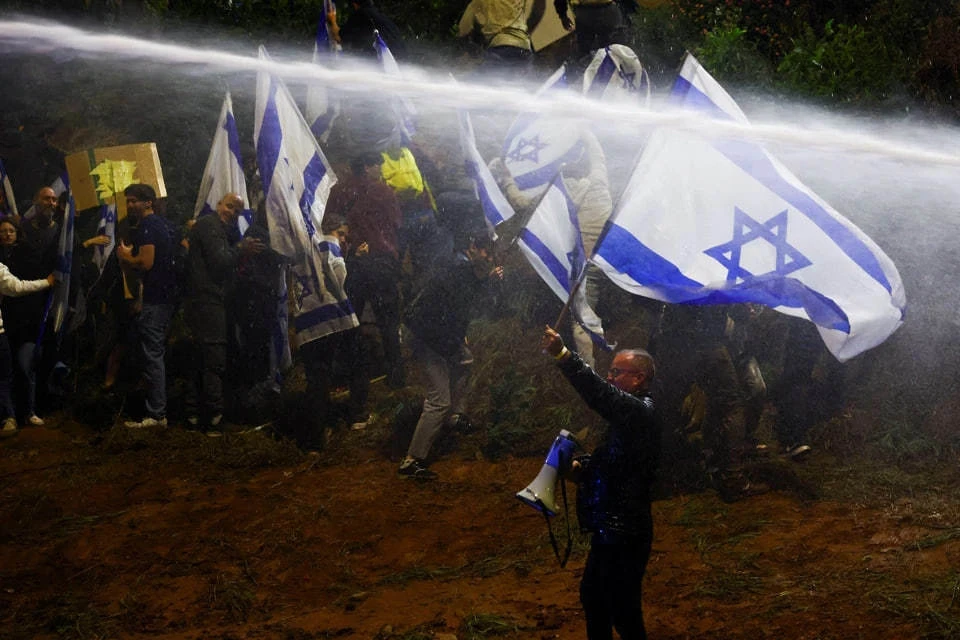 Десятки тысяч человек вышли на массовые протесты в Израиле против судебной реформы