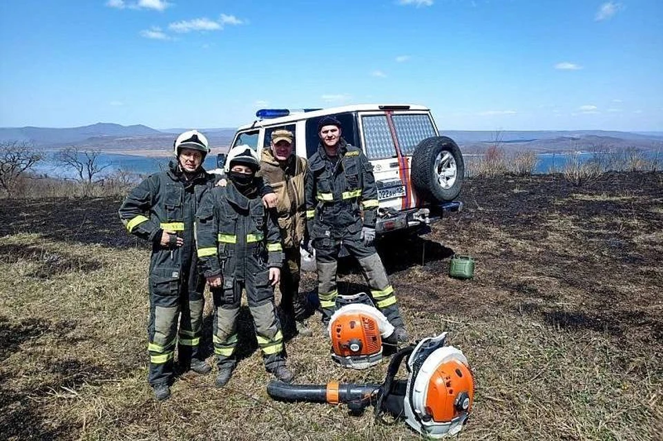 Песчаный от огня защищают десять человек.